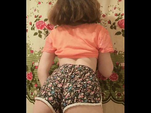 ❤️ Dhallaan yar oo sexy ah oo iska siibaysa surwaalka gaaban ee kamarada ❤️❌ Galmo ❌